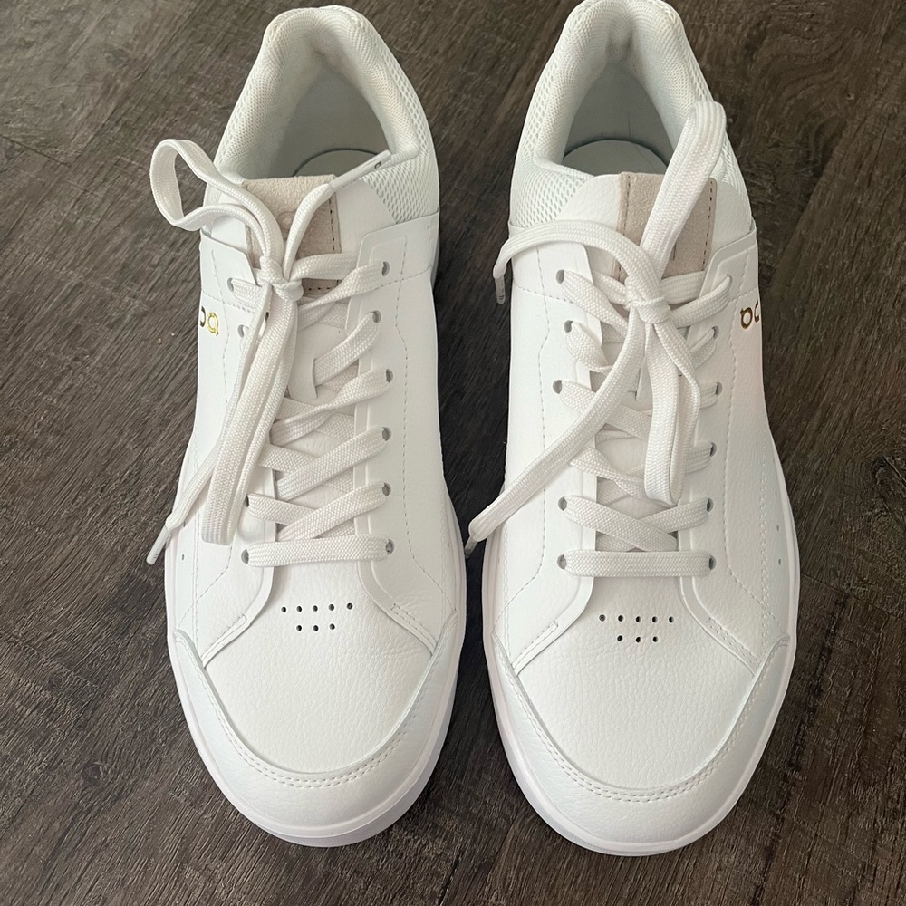 NEW ON The Roger Centre Court 9.5 White Sneakers
